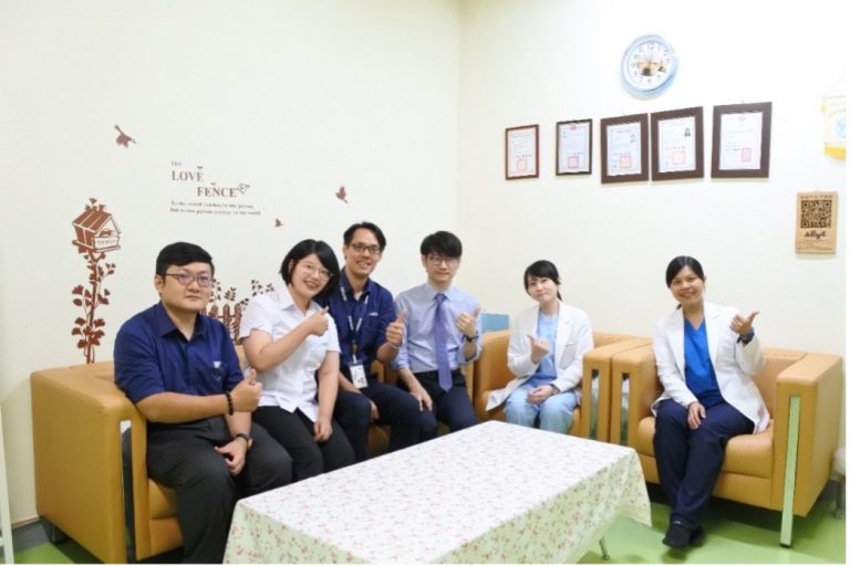 (左：信元製藥團隊、右三：張振榮執行長、右二：薛珮君主任獸醫師、右一：白紫涵獸醫師)