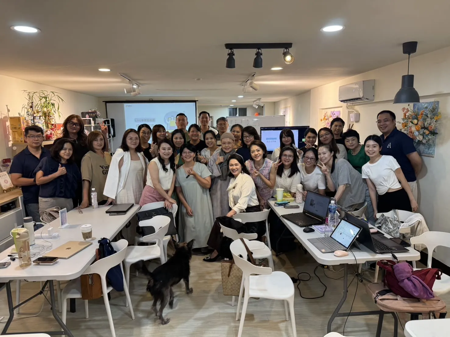 網路行銷整合公司|哇喜行銷 歐有容 28 講課照片-20251001LINE帳號這樣做成交自然來(台北場40人)