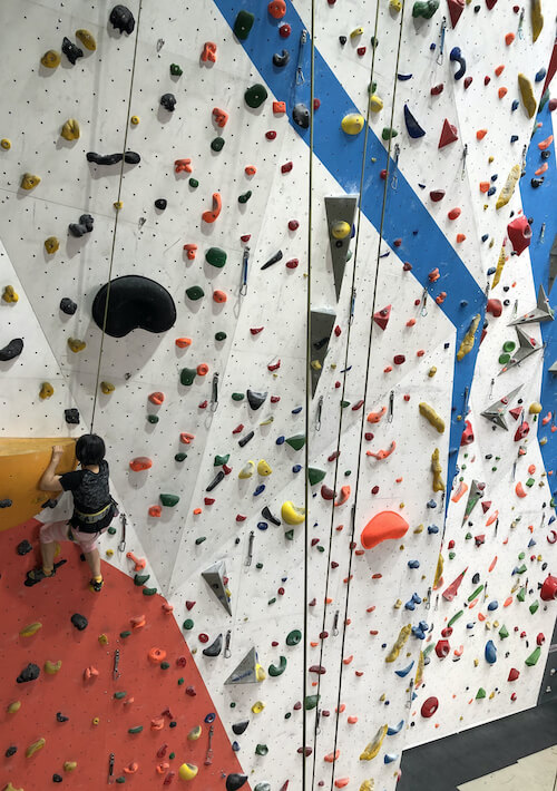 【好玩地點】 假日帶媽媽去哪玩？室內攀岩初體驗 台中Dapro室內攀岩場(教練確保50分鐘) 5