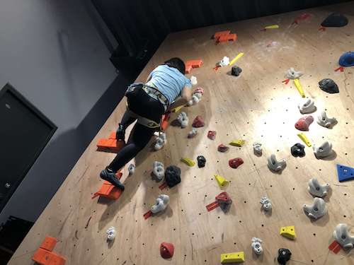 【好玩地點】 假日帶媽媽去哪玩？室內攀岩初體驗 台中Dapro室內攀岩場(教練確保50分鐘) 6