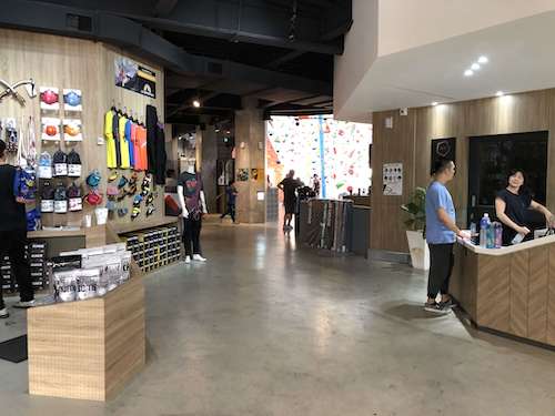 【好玩地點】 假日帶媽媽去哪玩？室內攀岩初體驗 台中Dapro室內攀岩場(教練確保50分鐘) 2